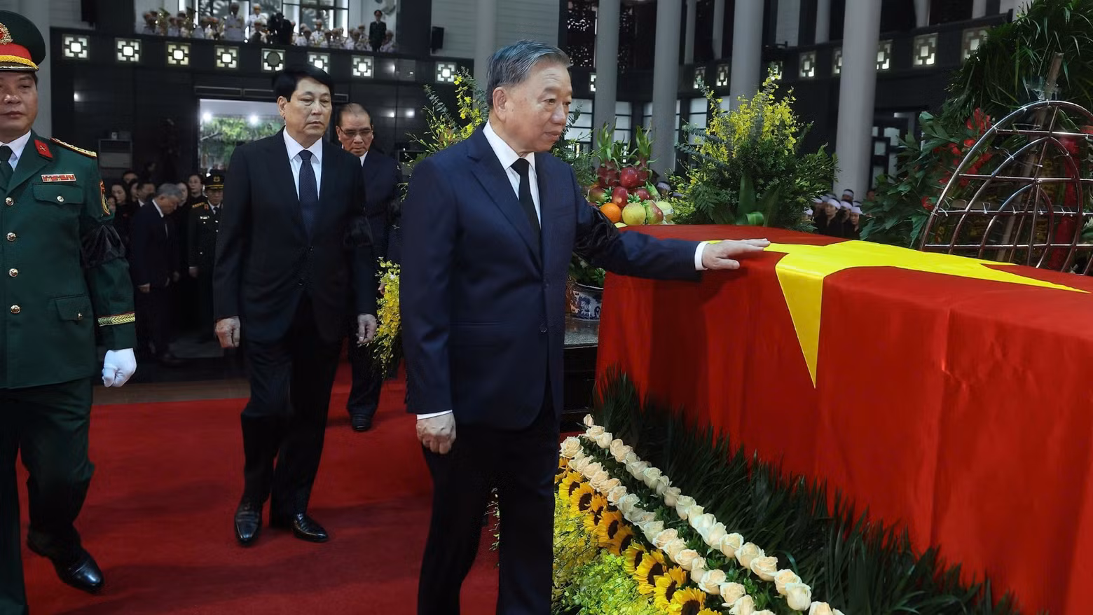 以越共中央总书记苏林为团长的越共中央委员会代表团怀着无限悲痛的心情向陈德良同志表示哀悼。