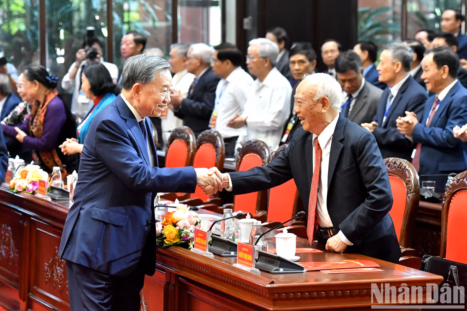 越共中央总书记苏林会见革命老干部、革命有功者和模范优抚家庭代表。