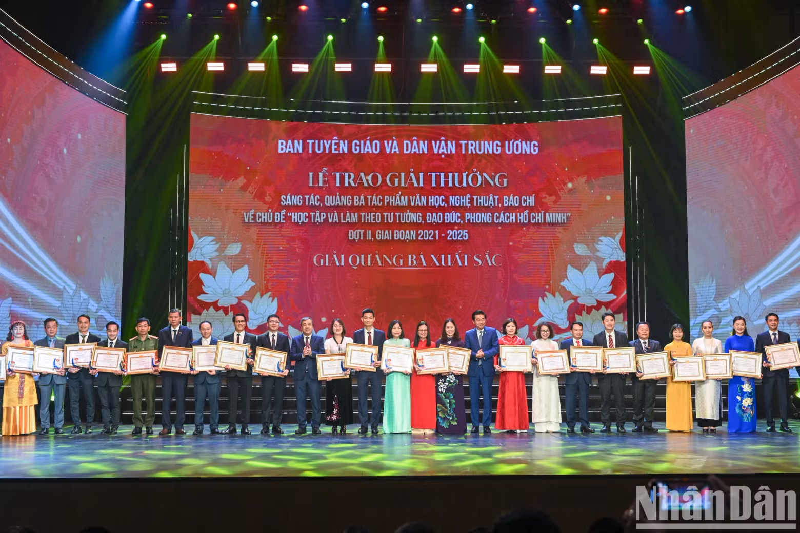 组委会向在宣传推广领域表现突出的集体和个人颁发表彰证书。