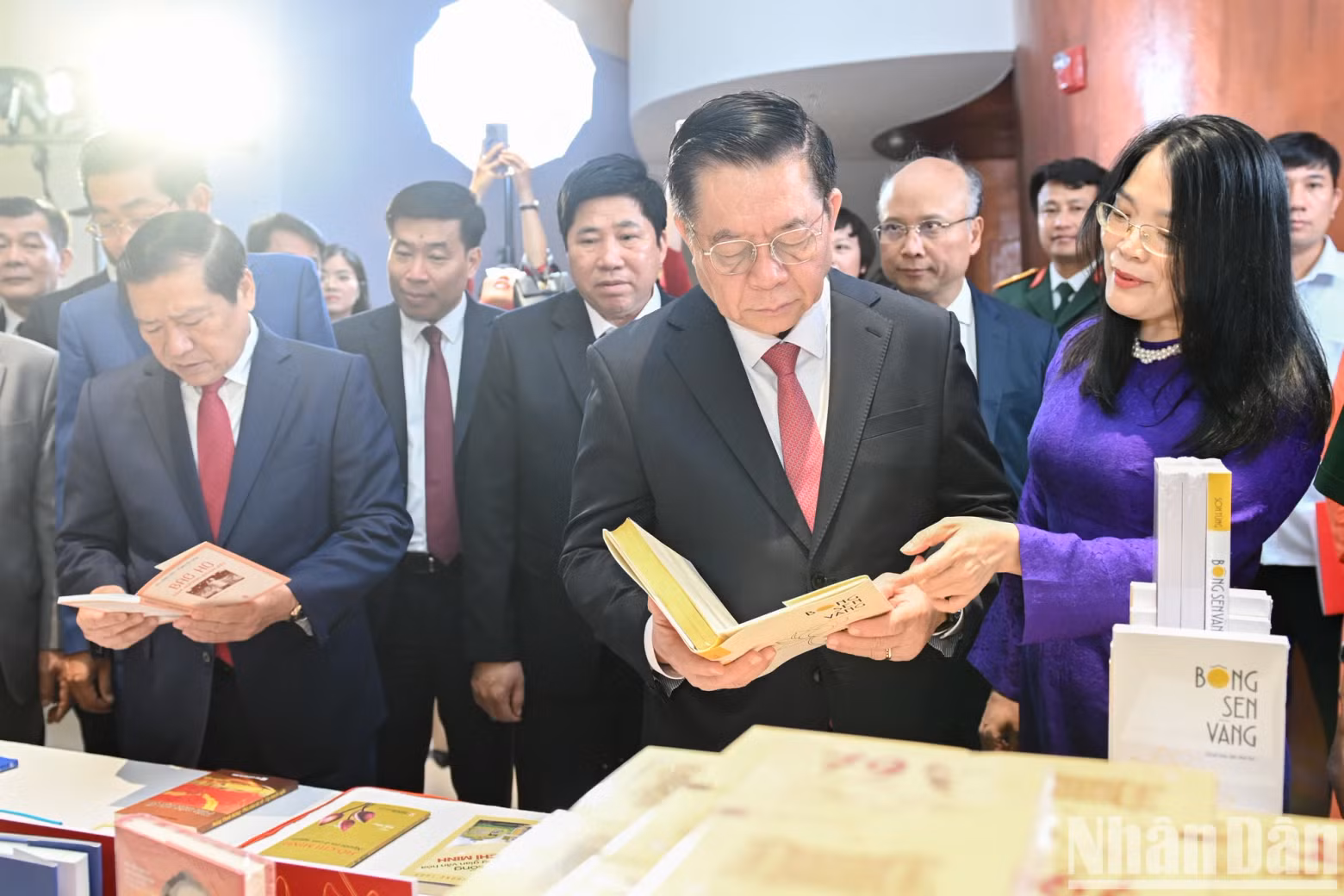 中央宣教与民运部部长阮重义参观获奖作品。