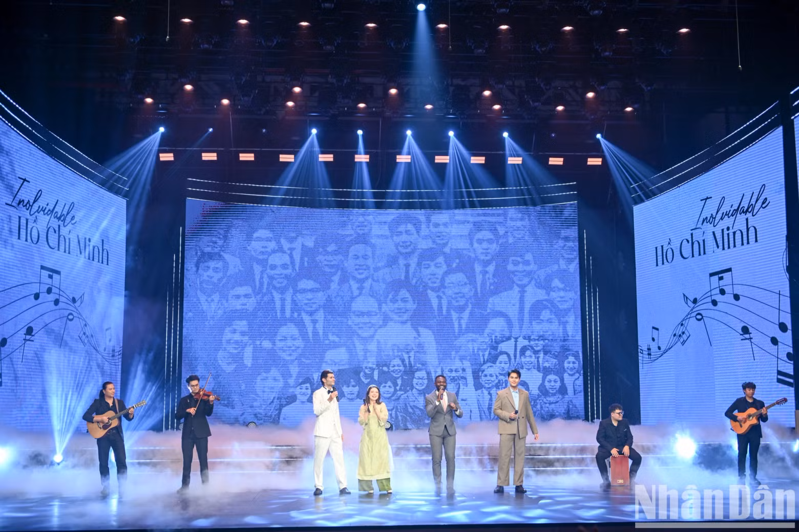 在颁奖仪式上表演的文艺节目。