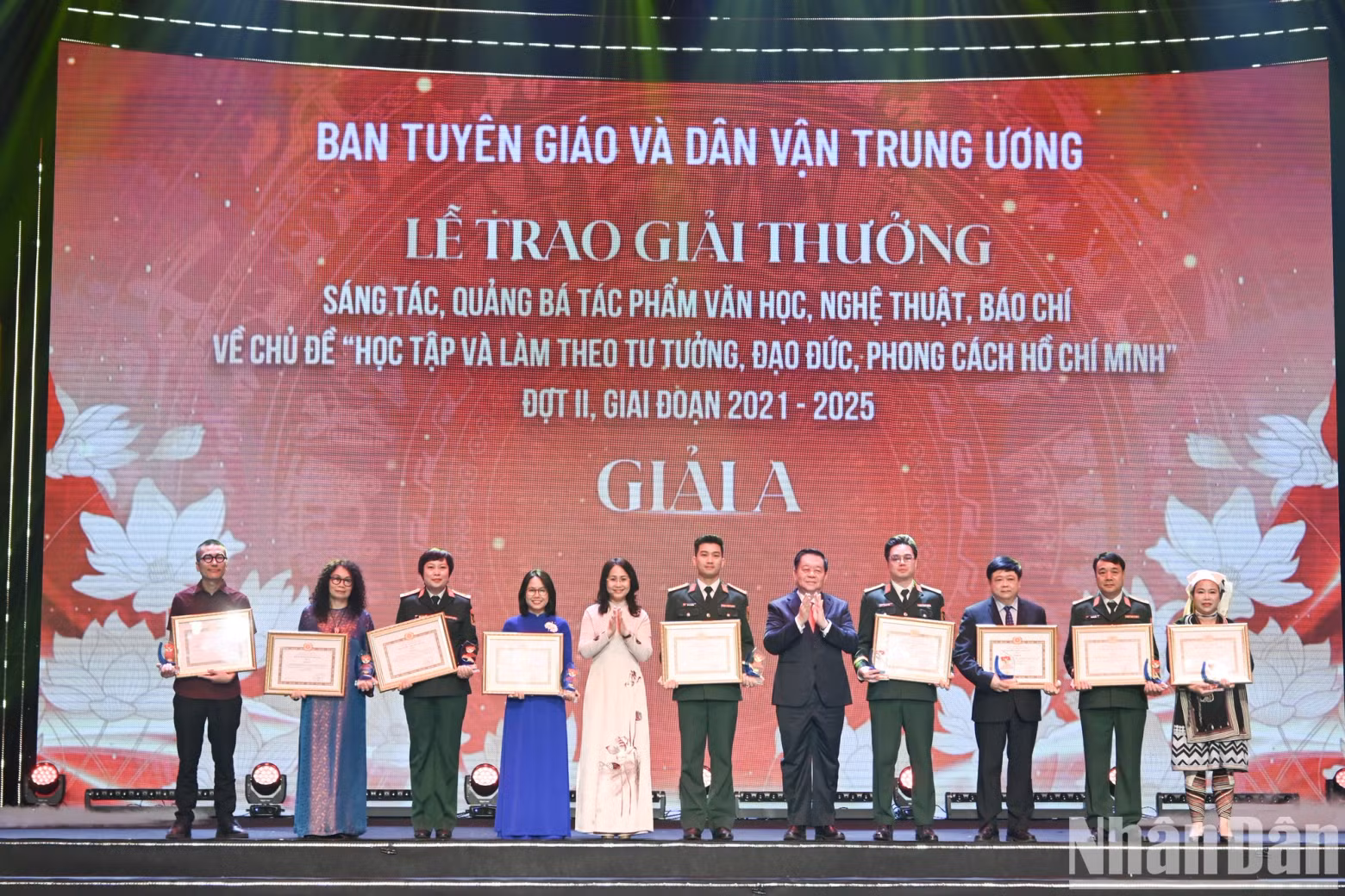 中央宣教与民运部领导向获得A等奖的集体和个人颁发奖项。