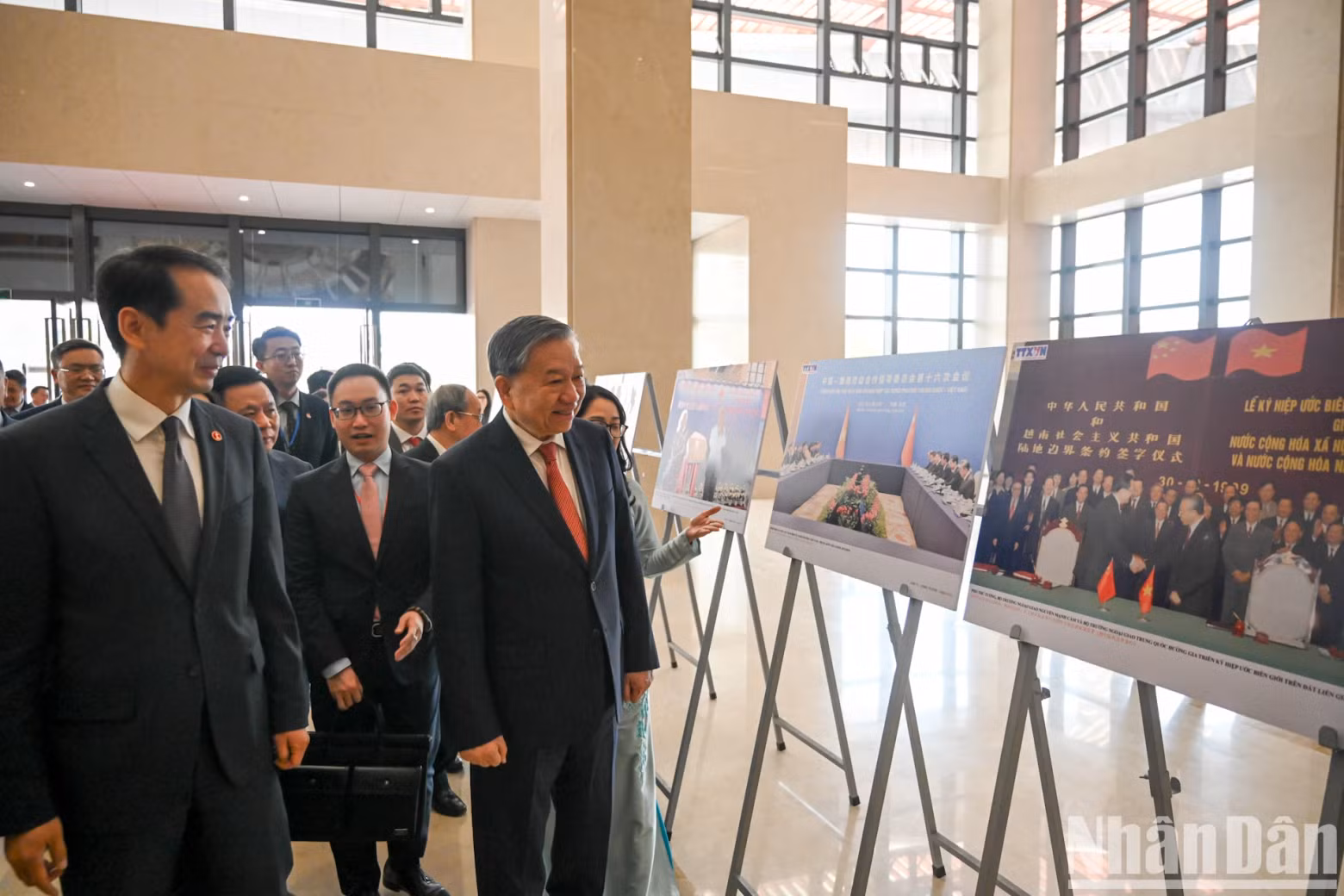 苏林总书记参观“越中建交75周年成就图片展”。