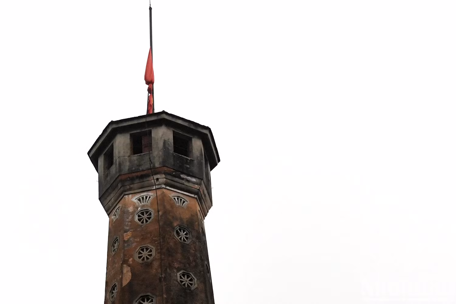 在首都标志性建筑——河内旗台上降半旗，展现了庄严的国葬仪式。