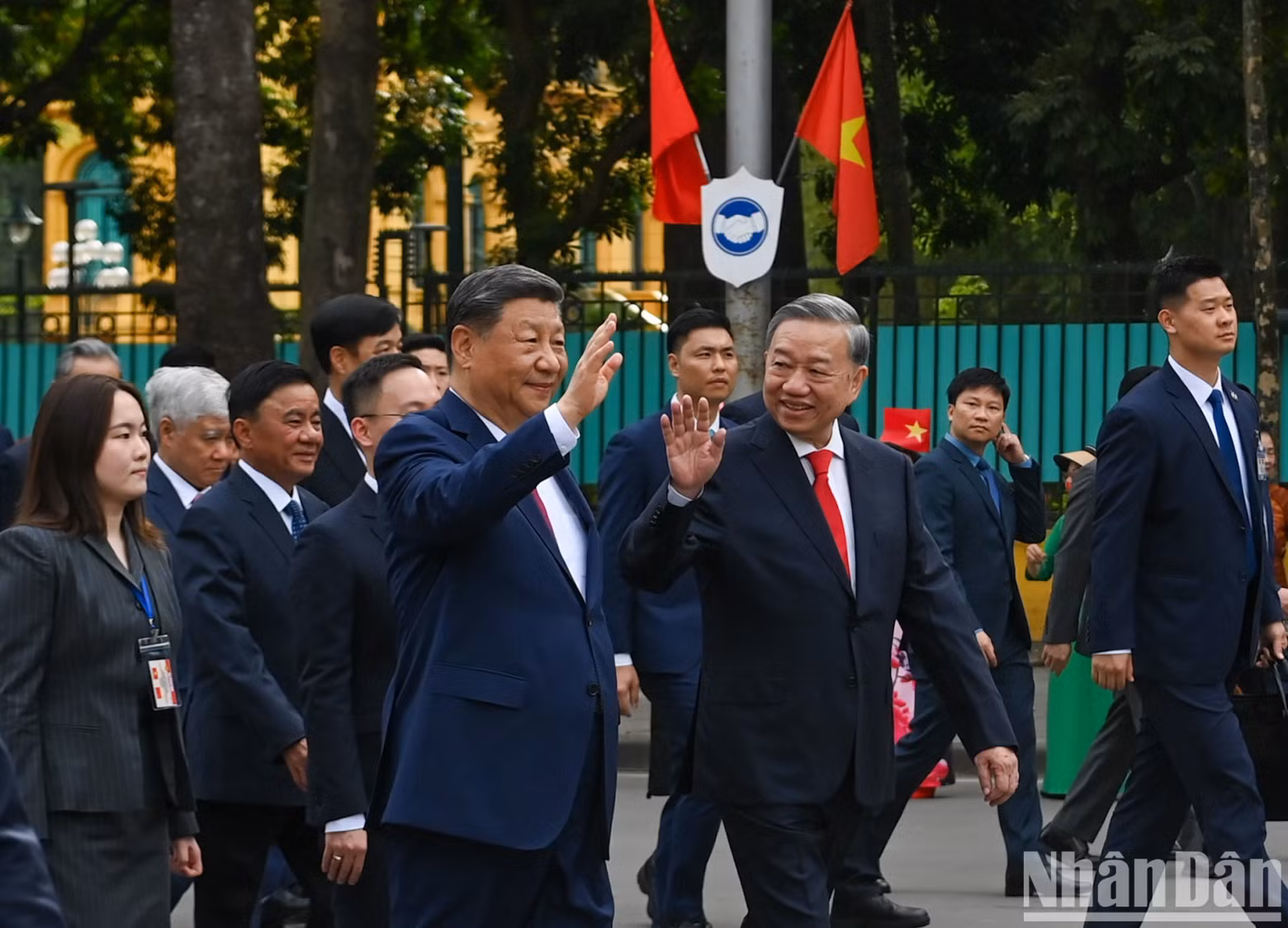 越共中央总书记苏林与中共中央总书记、中国国家主席习近平向首都居民挥手致意。