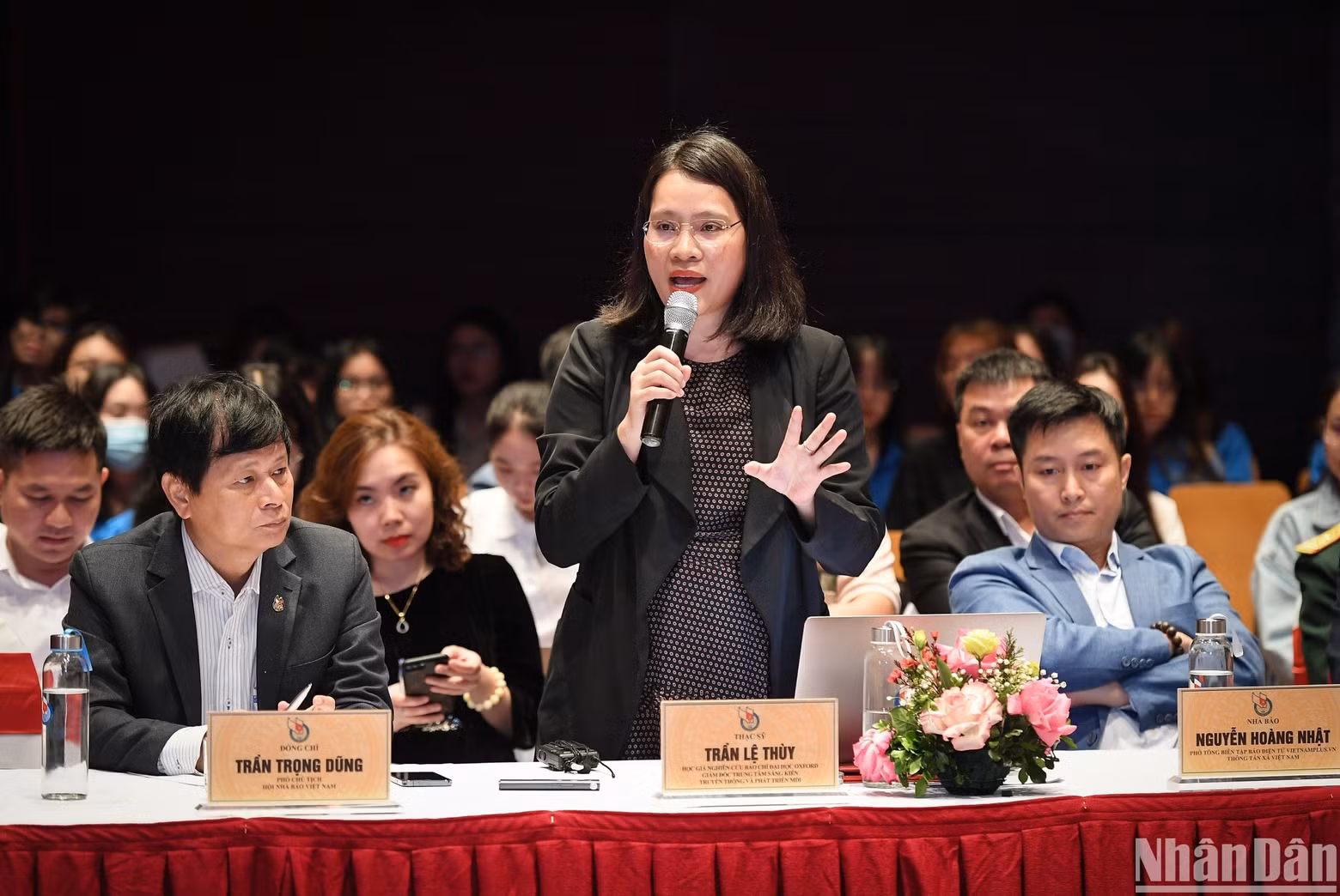 牛津大学新闻研究学者、创意传媒和新发展公司总监陈丽水博士发表题为“在创意内容和编辑室管理中应用虚拟助手人工智能的试验”的演讲。