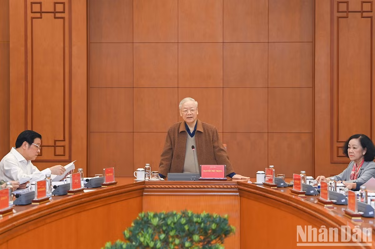 越共中央总书记、中央反腐败反消极指导委员会主任阮富仲在会议上发表讲话。
