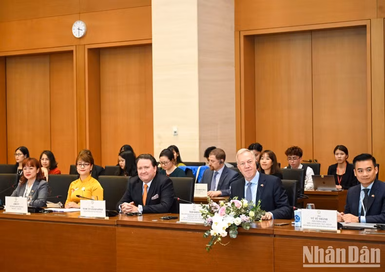 美国-东盟商务理事会(USABC)主席兼首席执行官奥修斯、美国驻越南大使马克纳珀和40多家美国企业家出席会议。 美国-东盟商务理事会(USABC)主席兼首席执行官奥修斯、美国驻越南大使马克纳珀和40多家美国企业家出席会议。