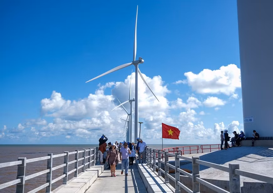 薄辽省和平县永后A乡的和平1号风电旅游区已开门接待游客前来观光游览。 薄辽省和平县永后A乡的和平1号风电旅游区已开门接待游客前来观光游览。