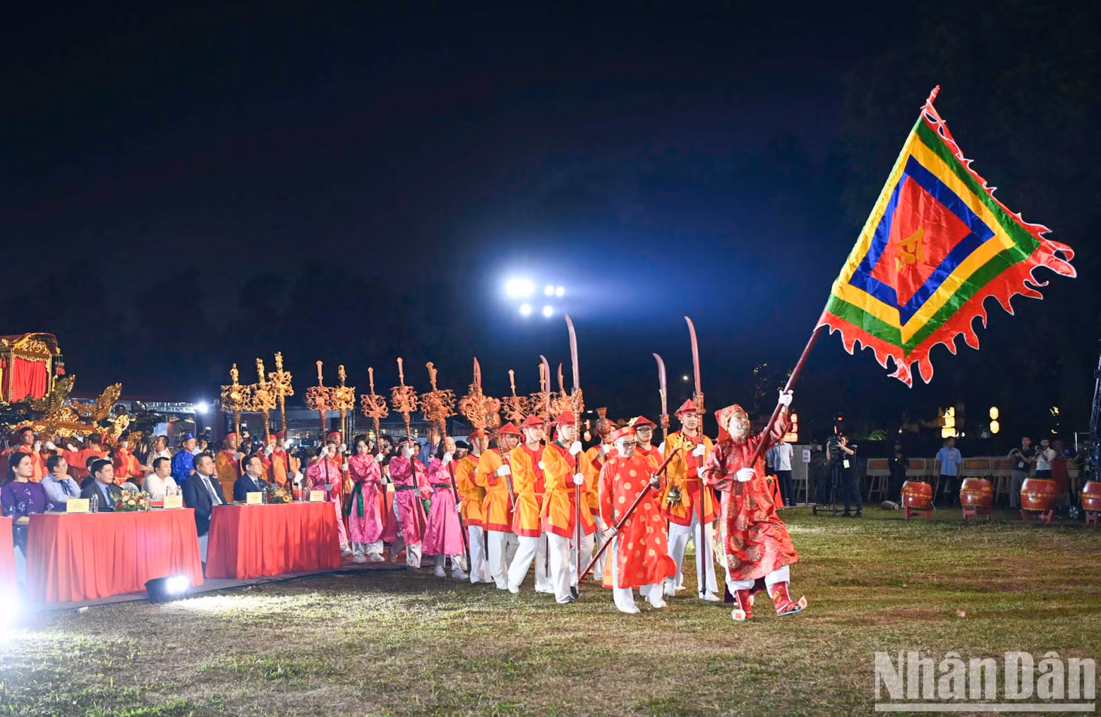 百艺祖祭祀仪式旨在缅怀诞生越南传统手工艺的前辈、工艺之神。 百艺祖祭祀仪式旨在缅怀诞生越南传统手工艺的前辈、工艺之神。
