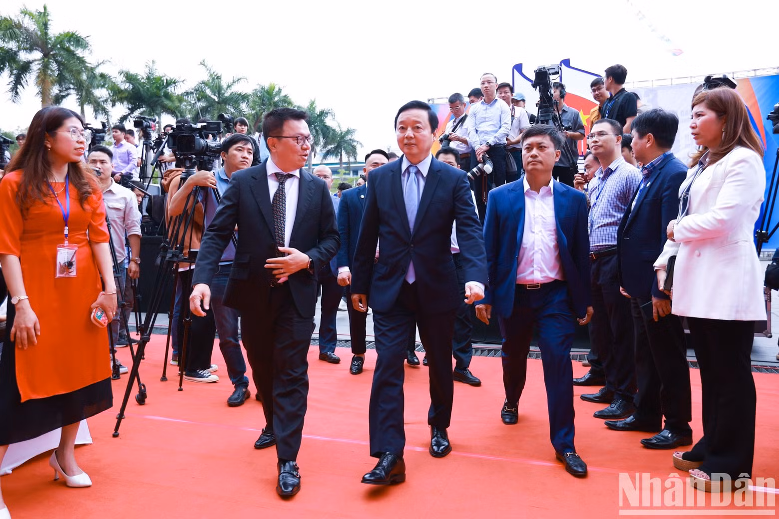 越共中央委员、越南政府副总理陈红河和越共中央委员、越南《人民报》社总编辑、中央宣教部副部长、越南新闻工作者协会主席黎国明出席闭幕仪式。