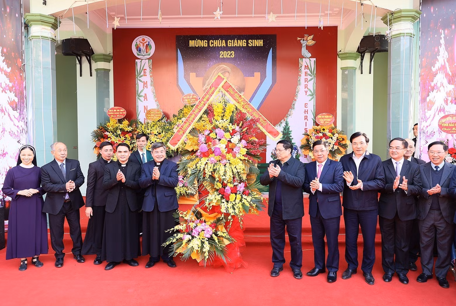 越南政府总理范明正向北江省天主教同胞致以圣诞祝福。(图片来源:越通社) 越南政府总理范明正向北江省天主教同胞致以圣诞祝福。(图片来源:越通社)