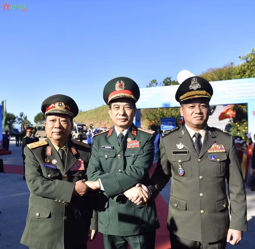 越南国防部部长潘文江大将、老挝国防部部长占沙蒙·占雅拉大将和柬埔寨国防大臣迪西哈大将。