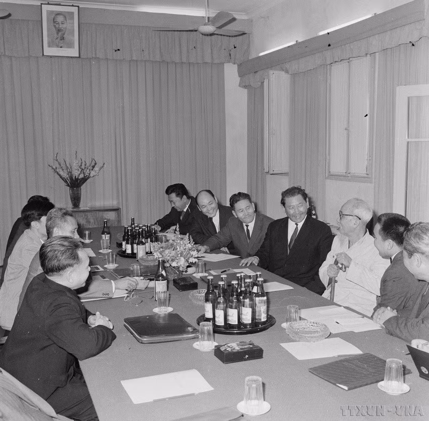 胡志明主席会见从1967年12月25日至29日对越南进行友好访问的蒙古人民革命党和政府代表团。 胡志明主席会见从1967年12月25日至29日对越南进行友好访问的蒙古人民革命党和政府代表团。