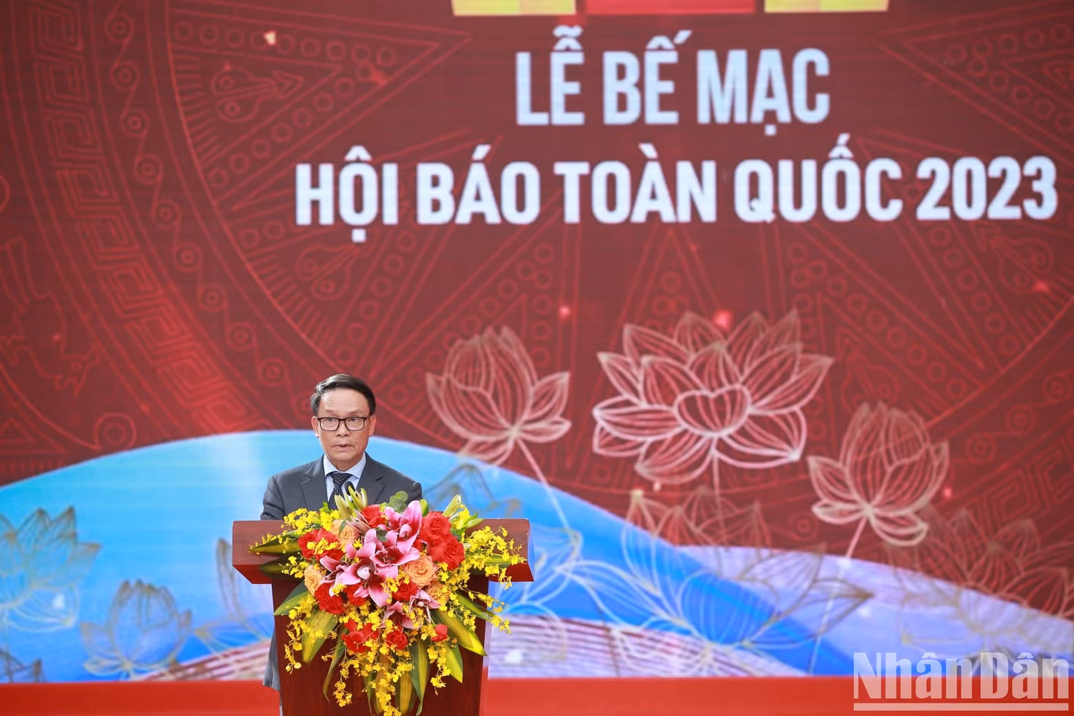 越南新闻工作者协会常务副主席阮德利在仪式上发表总结性讲话。