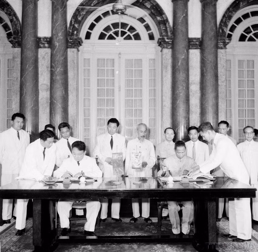 1959年9月6日,胡志明主席出席在在主席府举行的越南与蒙古两国之间友谊文件签署仪式。 1959年9月6日,胡志明主席出席在在主席府举行的越南与蒙古两国之间友谊文件签署仪式。