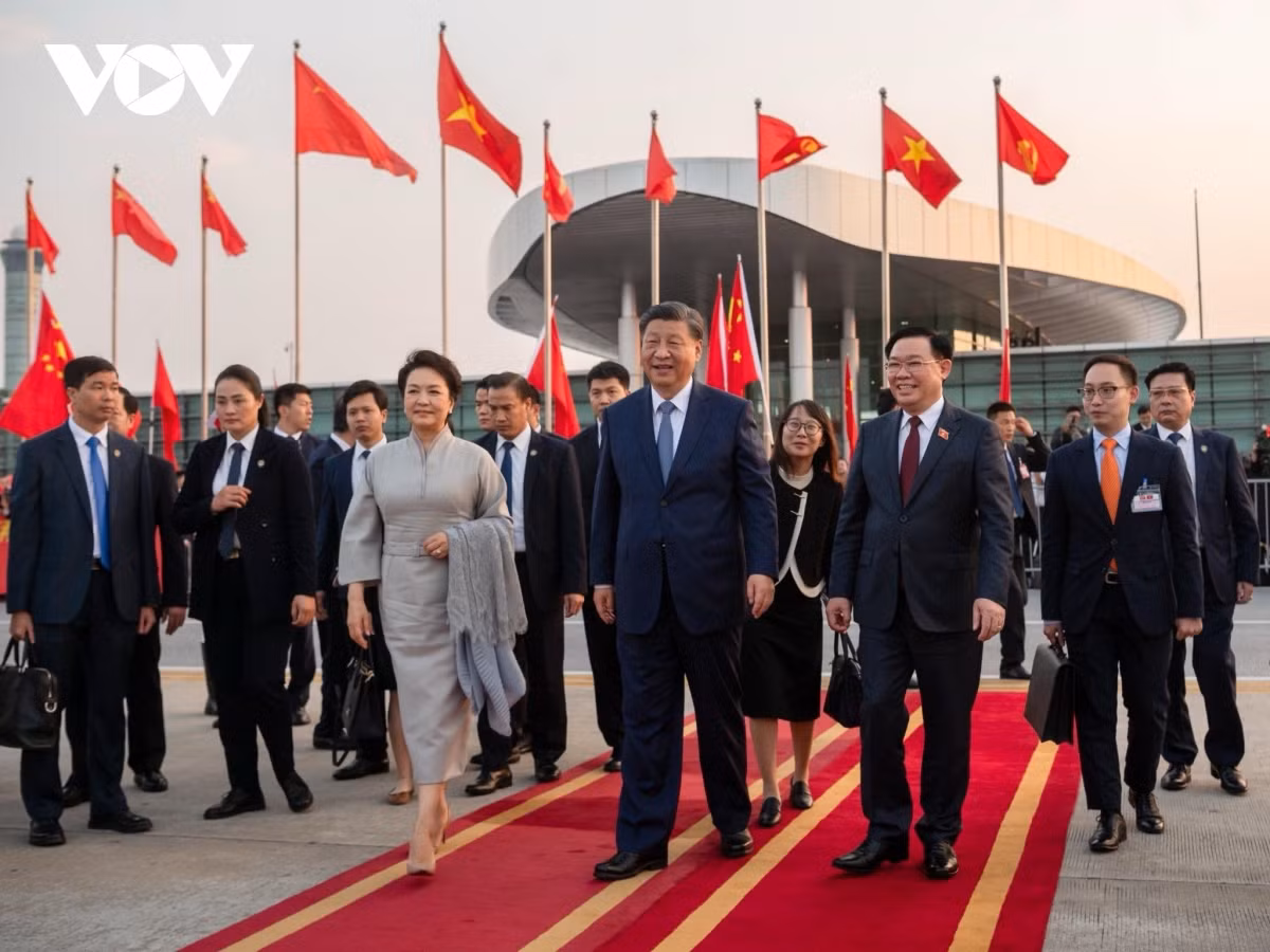 越共中央政治局委员、越南国会主席王廷惠以及越南代表送行。