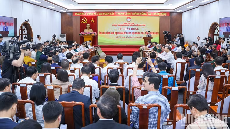 奠边省贫困户大团结屋募捐活动启动仪式。