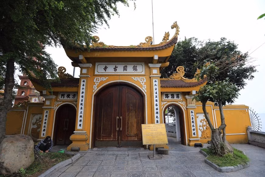 镇国寺的门口。