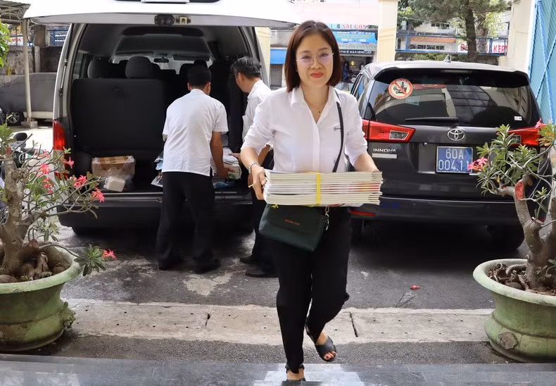 同奈电力责任有限公司人员运送《人民报》春节特刊。
