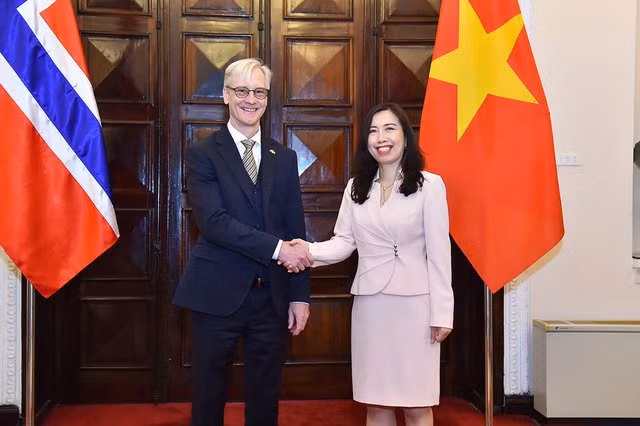 越南外交部副部长黎氏秋姮与挪威外交国务秘书埃尔林·里梅斯塔德。