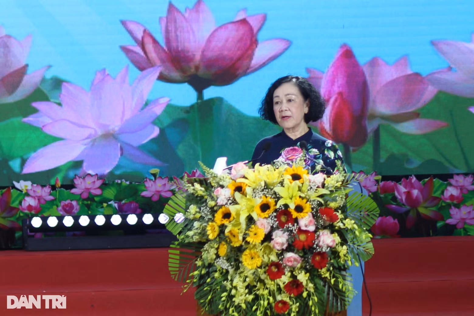 越共中央政治局委员、书记处常务书记、中央组织部部长张氏梅在庆典上发表讲话。 越共中央政治局委员、书记处常务书记、中央组织部部长张氏梅在庆典上发表讲话。