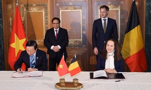 越南政府总理范明正与比利时首相亚历山大·德克罗见证两国签署。