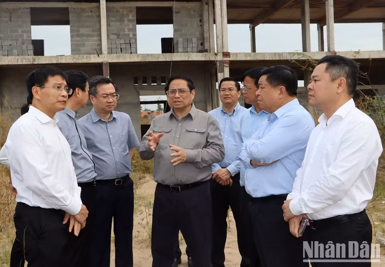 范明正总理视察禄安-平山安置区中正在建设的学校工程。
