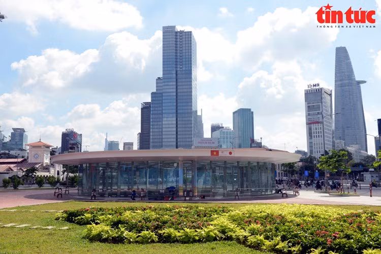 天窗为滨城地铁站带来很多自然光线，周围采用玻璃墙打造的空间渗透设计。 对于当地居民和游客来说，这是一个有趣的新聚会目的地。（图片来源：越通社《信息报》）