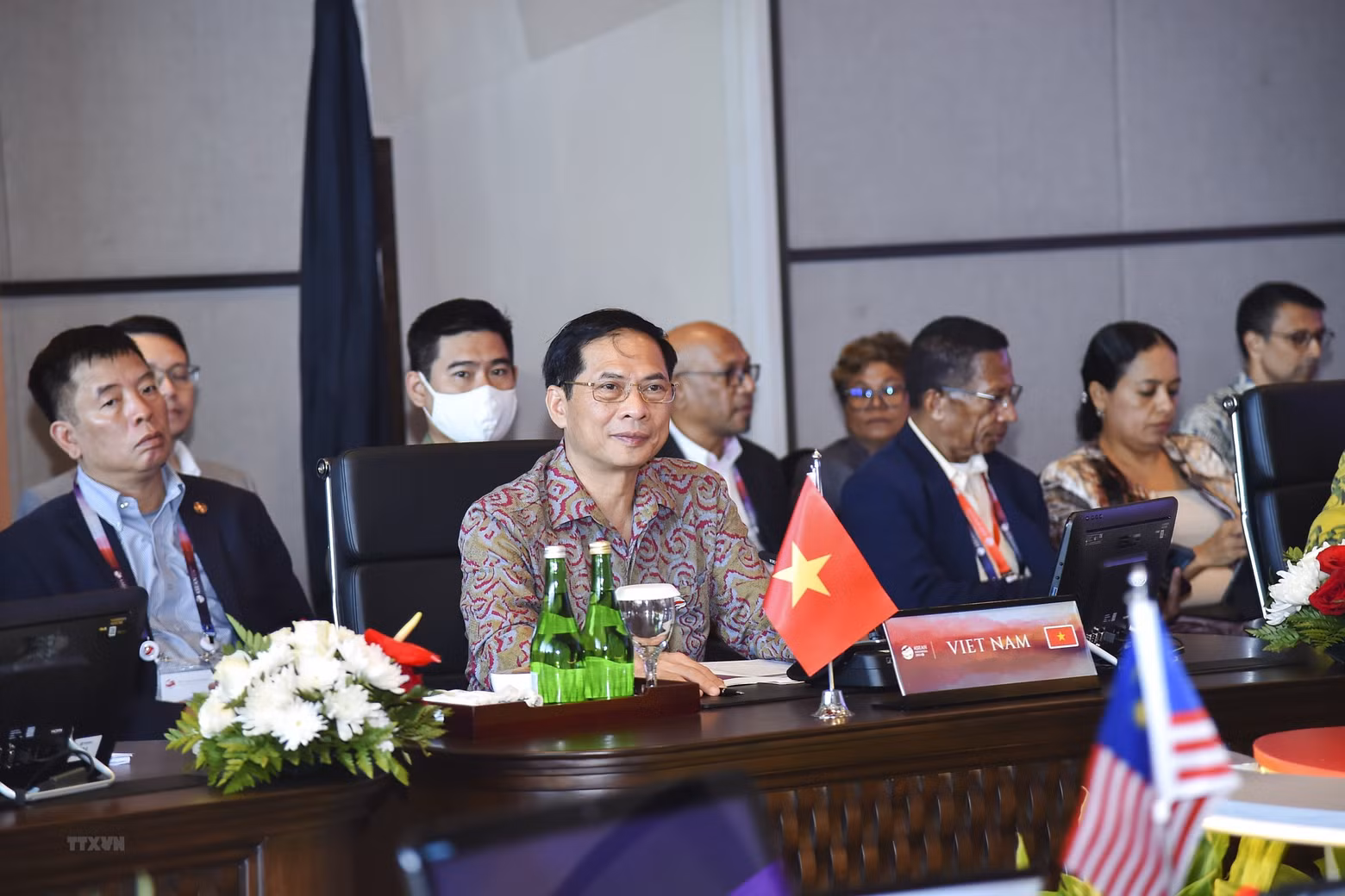 越南外交部长裴青山（前排左二）出席东盟外长会议。