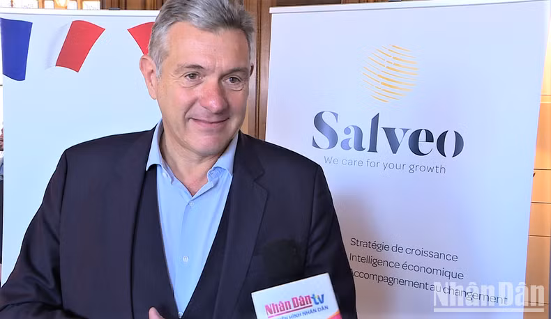 Salveo首席执行官特里斯坦·科特接受记者采访。