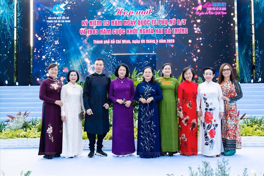 胡志明市旅游局同胡志明市妇女联合会配合举行的“我爱越南奥黛”游行活动值此3·8国际妇女节113周年之际举行。 胡志明市旅游局同胡志明市妇女联合会配合举行的“我爱越南奥黛”游行活动值此3·8国际妇女节113周年之际举行。