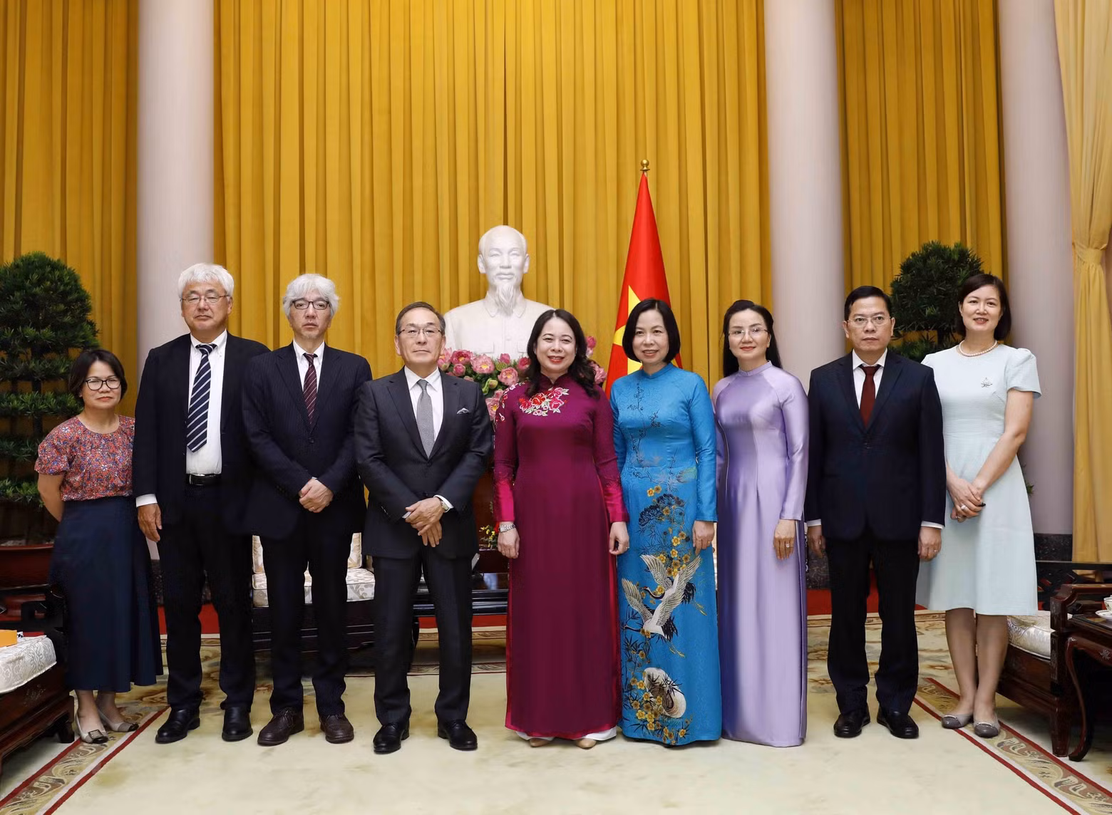 国家副主席武氏映春同与会代表合影。（图片来源：越通社）