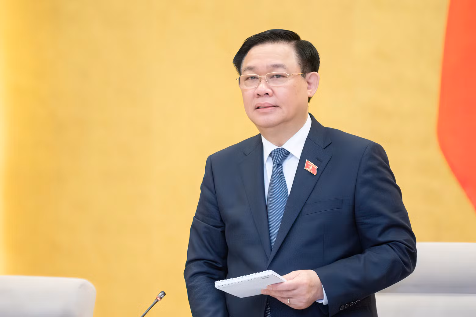 国会主席在会上发表讲话。