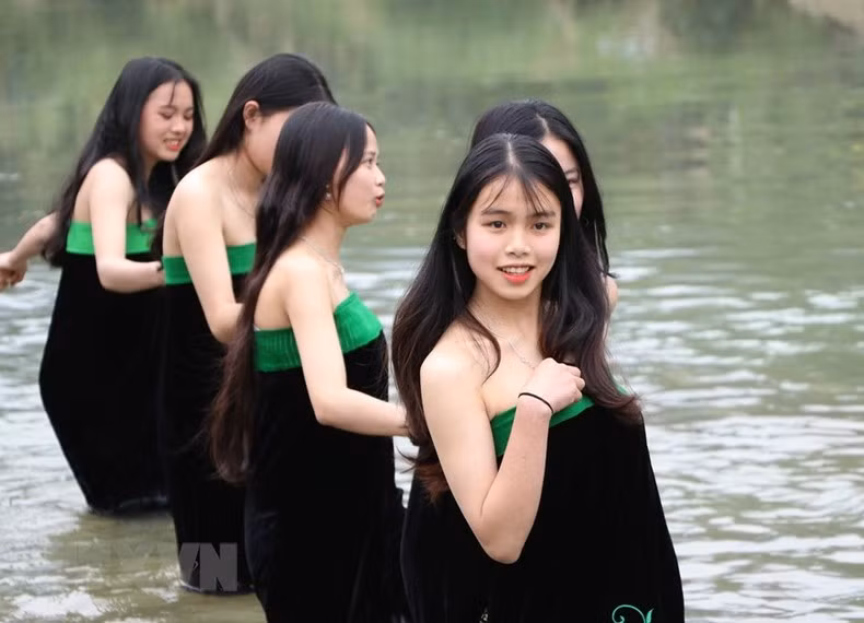 莱州省封土县孟索乡的白傣族姑娘的秀丽清纯之美。