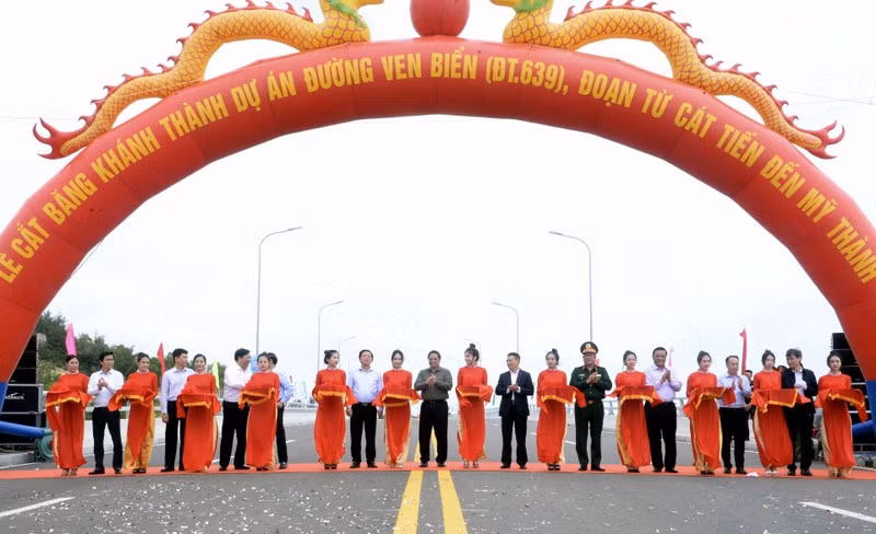 范明正总理和各位代表出席平定省沿海公路吉进-美成段竣工剪彩仪式。