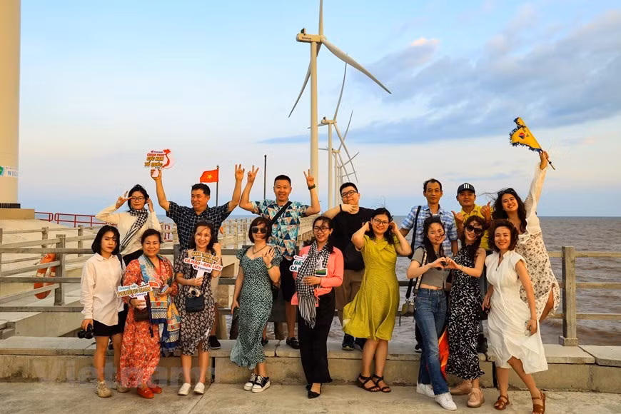 风电场同时也是游客们欣赏日落美景的理想目的地。 风电场同时也是游客们欣赏日落美景的理想目的地。