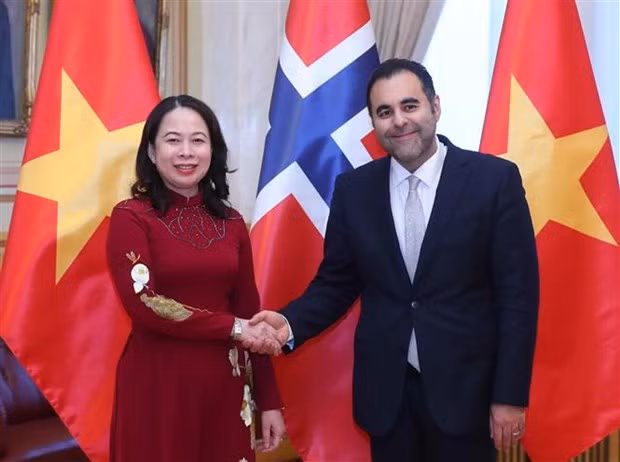 越南国家副主席武氏映春会见了挪威议会议长马苏德·加拉哈尼。