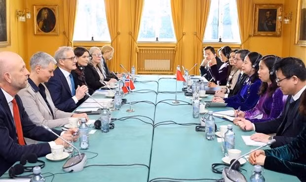 越南国家副主席武氏映春与挪威首相乔纳斯·加尔·斯特雷(Jonas Gahr Stere)举行会谈。