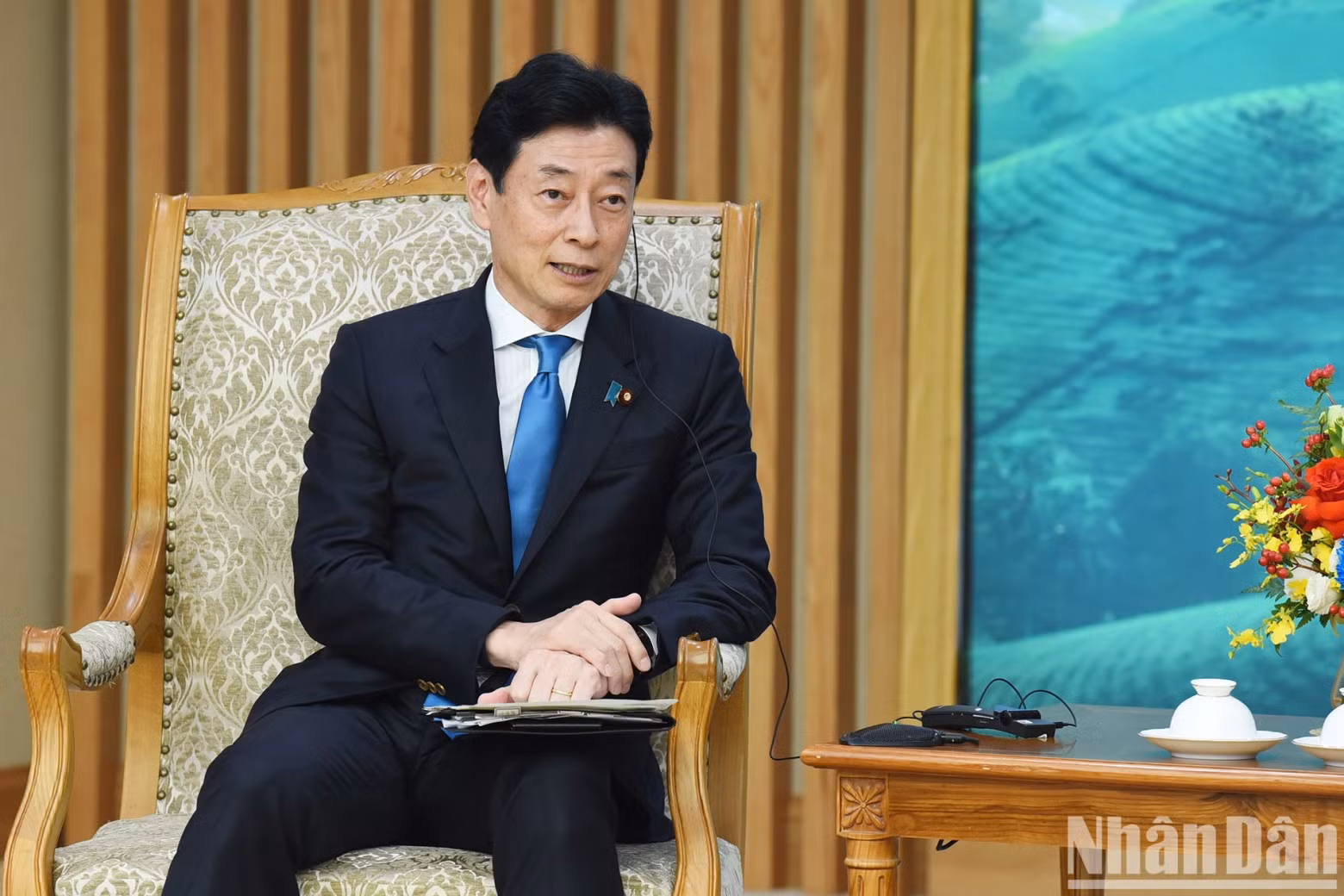 日本经济贸易与工业产业大臣西村康稔在会上发表讲话。