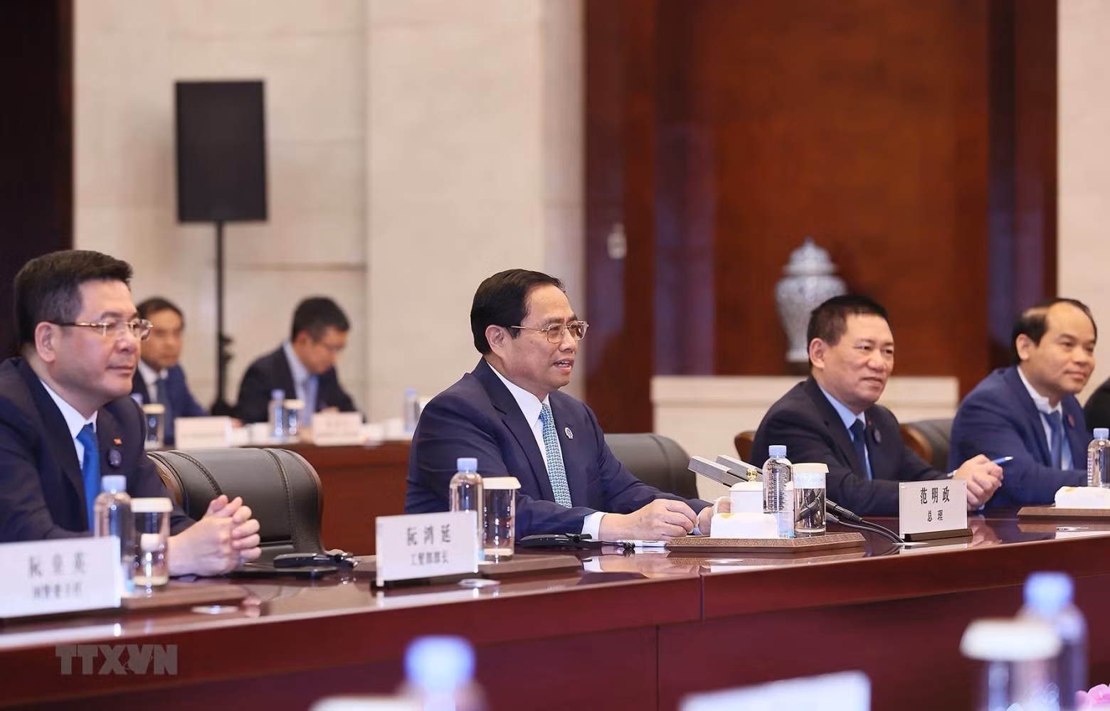 范明正总理在会议上发表讲话。
