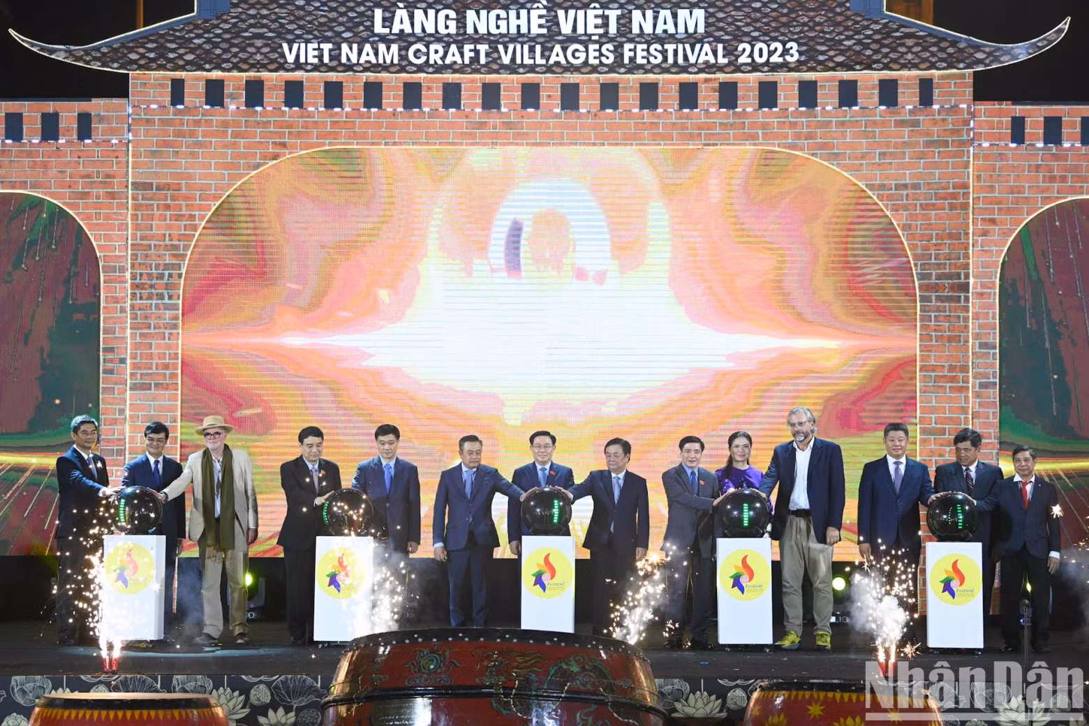 越南国会主席王廷惠与各位代表按钮开幕2023年越南手工艺村保护与发展节。 越南国会主席王廷惠与各位代表按钮开幕2023年越南手工艺村保护与发展节。