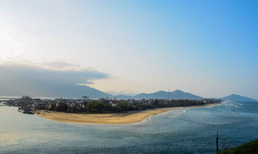 从山口俯瞰被笼罩在一层层云雾中的岘港市以及充满诗意的承天顺化省富禄县陵姑镇。