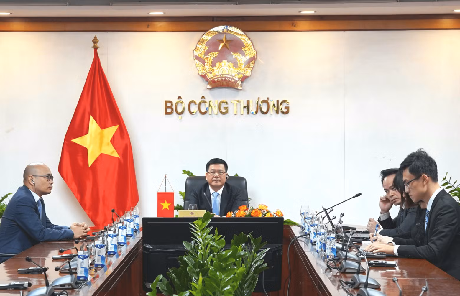 越南工贸部部长阮鸿延率领越南代表团与会。 越南工贸部部长阮鸿延率领越南代表团与会。