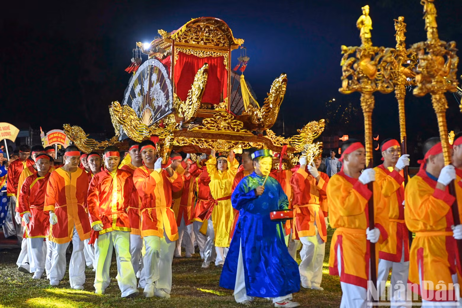 百艺祖祭祀仪式旨在缅怀诞生越南传统手工艺的前辈、工艺之神。 百艺祖祭祀仪式旨在缅怀诞生越南传统手工艺的前辈、工艺之神。
