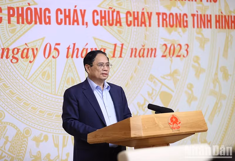 范明正总理在会议上发表讲话。
