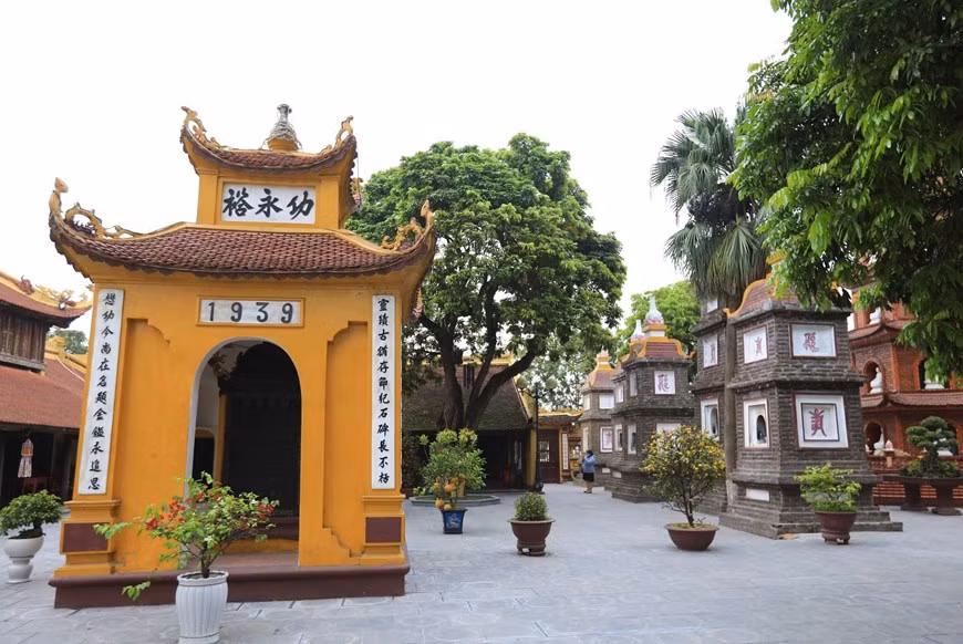 镇国寺的功永塔，中间放着14个石碑。