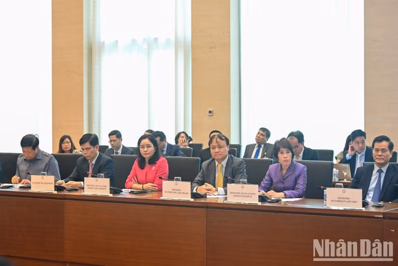 越南各部位行业领导代表出席会议。 越南各部位行业领导代表出席会议。
