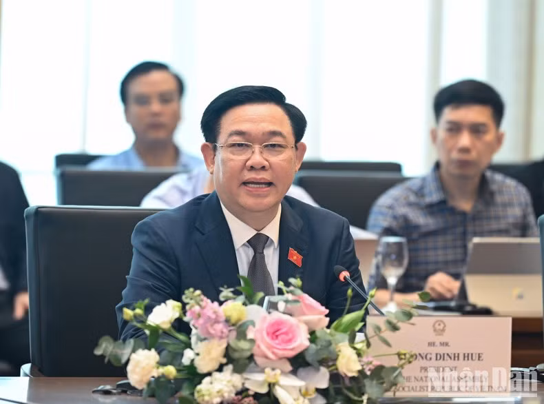 王廷惠主席在会上发表讲话。 王廷惠主席在会上发表讲话。