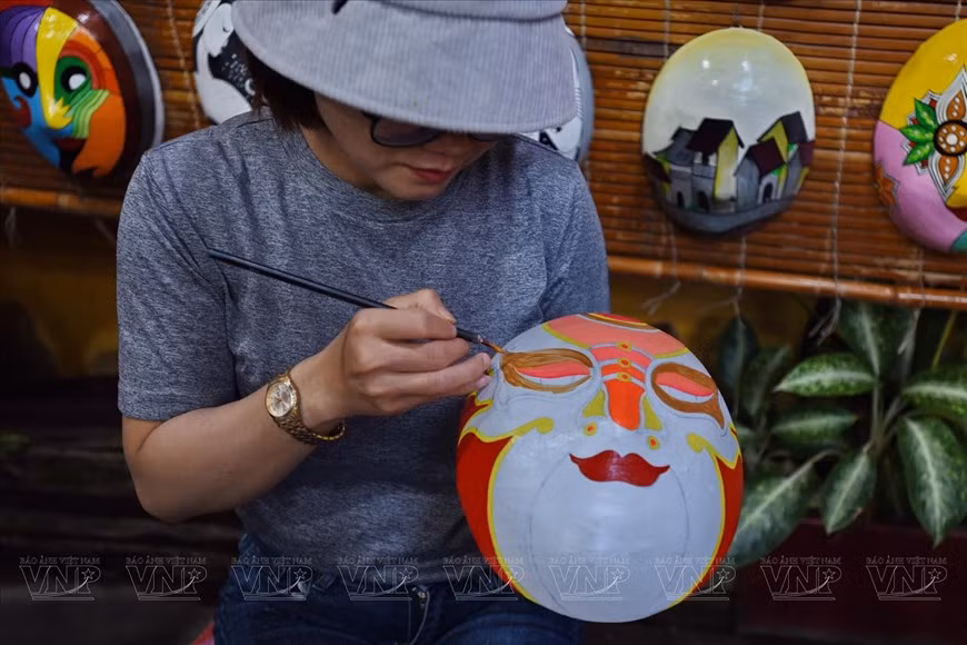 一位年轻的工匠在“时间面具”制作厂工作。